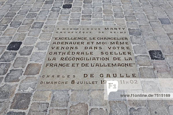 Kathedrale Notre Dame Reims Gedenkstein vor der Kirche für den Besuch von Adenauer und de Gaulle am 8. Juli 1962 Via Francigena Frankenstraße Departement Marne Region Champagne-Ardennen Frankreich Europa