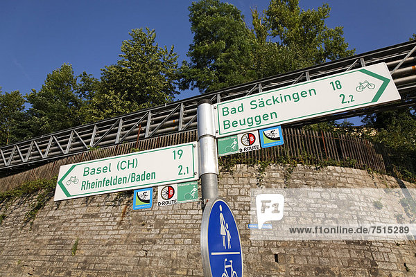 Beim Kraftwerk Rheinfelden  Wegweiser für Wanderer und Fahrradfahrer entlang des Rheines  Rheinfelden - Baden  Baden-Württemberg  Deutschland  Europa
