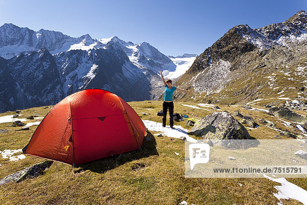 Tent in the Stubai Alps  Lake Rinnensee  Tyrol  Austria  Europe