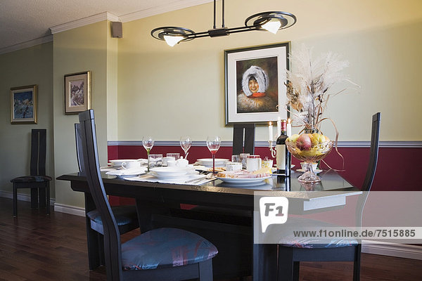 Stuhl am Tisch essen Zimmer Gebäude innerhalb Apartment Nachbarschaft Eigentumswohnung Tisch Kanada Quebec