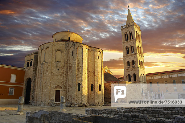 Prä-romanische  byzantinische Donatuskirche  Kirche des Heiligen Donat mit dem Glockenturm der St. Anastasia-Kathedrale  Zadar  Kroatien  Europa
