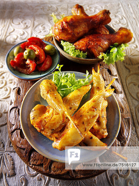 Party-Buffet Speisen  Satay-Hühnchen und Barbecue-Hähnchenkeulen