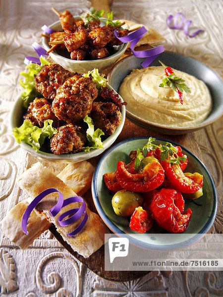 Party-Buffet  Speisen mit Hummus  Fleischbällchen  Satay-Hühnchen und sonnengetrockneten Tomaten