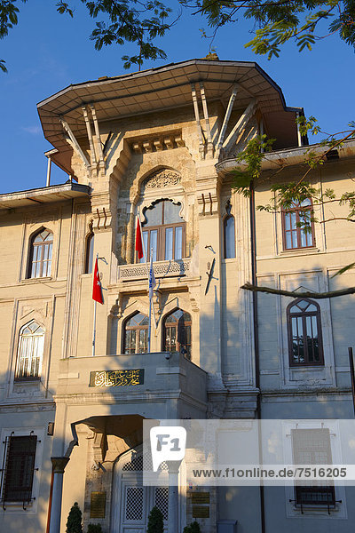 Eingangsportal der Marmara-Universität  osmanische Architektur  Sultanahmet Meydani  Sultan-Ahmet-Platz  Istanbul  Türkei