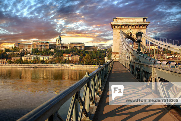 Budapest Hauptstadt zwischen inmitten mitten Europa über Brücke Schädling Donau hängen Ungarn