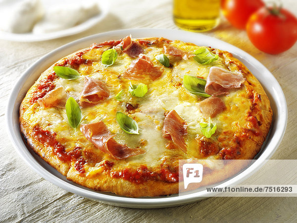 Pizza mit 3 Käsesorten  Parmaschinken und Basilikum