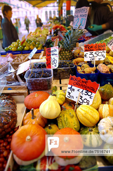 Kürbisse auf dem Rialto Gemüsemarkt  Venedig  Italien  Europa