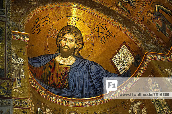 Byzantinisches Mosaik von Jesus Christus in der Kathedrale von Monreale  Palermo  Sizilien  Italien  Europa