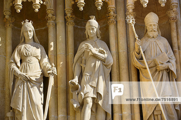 Neo-gotische Statuen an der Mariahimmelfahrts-Kathedrale von Zagreb  Kroatien  Europa