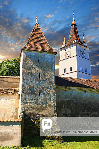 Romanische mittelalterliche Wehrkirche von Harman mit einem Glockenturm aus dem 14. Jahrhundert  UNESCO Weltkulturerbe  Brasov  Siebenbürgen  Rumänien  Europa