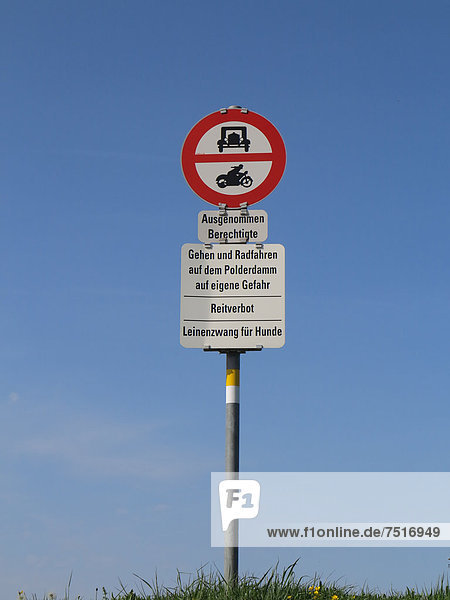 Schild  Durchfahrt verboten  an einem Naturschutzgebiet am österreichischen Bodenseeufer  Österreich  Europa