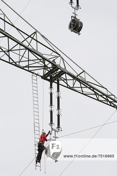 Vorseilzugarbeiten An Der 380-kV-Fernleitung Des ...