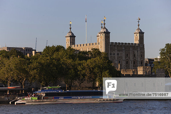 Tower of London  Ausflugsboot auf der Themse  England  Großbritannien  Europa