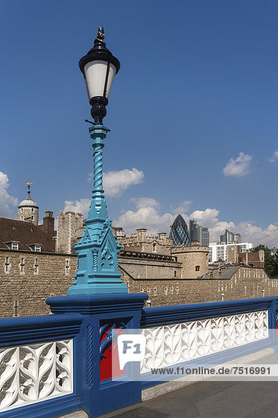 Tower Of London  Geländer mit Laterne  hinten der Swiss Re Tower  The Gherkin  London  England  Großbritannien  Europa