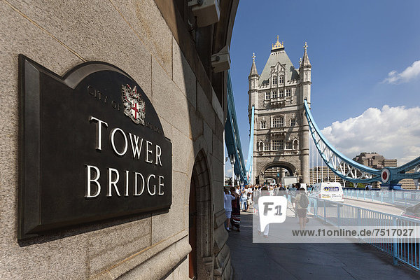 Tower Bridge  Schild am Turm  London  England  Großbritannien  Europa