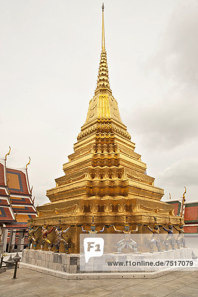 Goldener Chedi  Karyatiden Wächter  Wat Phra Kaeo  Krung Thep  Bangkok  Thailand  Asien