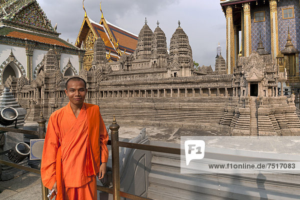 Monk in front of the model of Angkor Wat  upper terrace  Wat Phra Kaeo  Krung Thep  Bangkok  Thailand  Asia