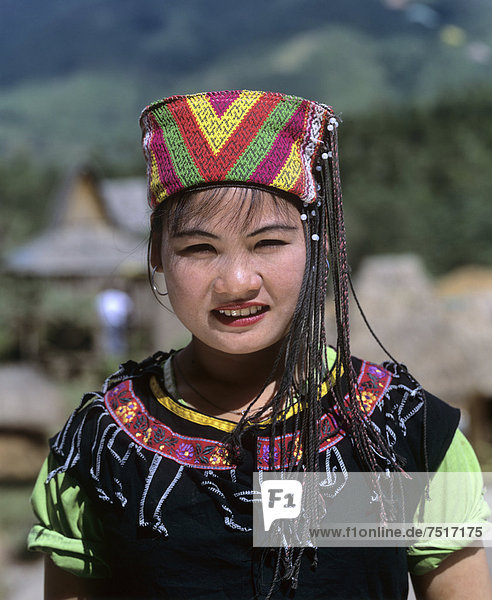 Miao Mädchen in ethnischer Tracht  Portrait  Hainan  China  Asien