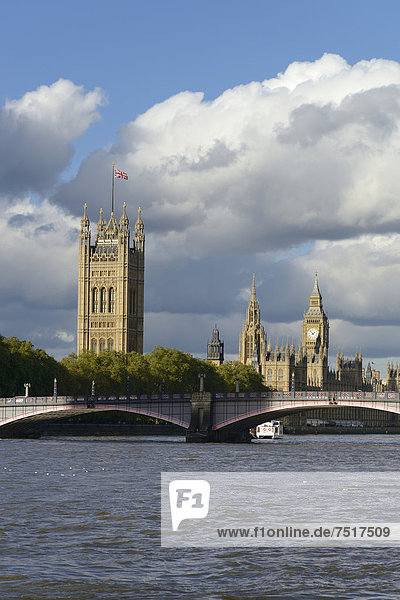 Brücke über die Themse vor dem Palast von Westminster oder Houses of Parliament  Big Ben  London  England  Großbritannien  Europa