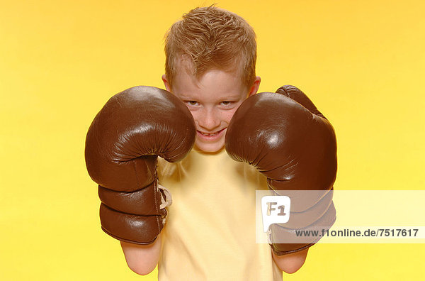 Junge  sechs Jahre  übergroße Boxhandschuhe