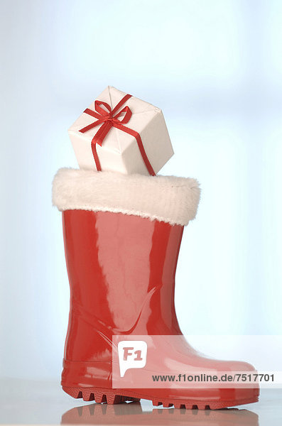 Roter Nikolausgummistiefel mit Geschenk