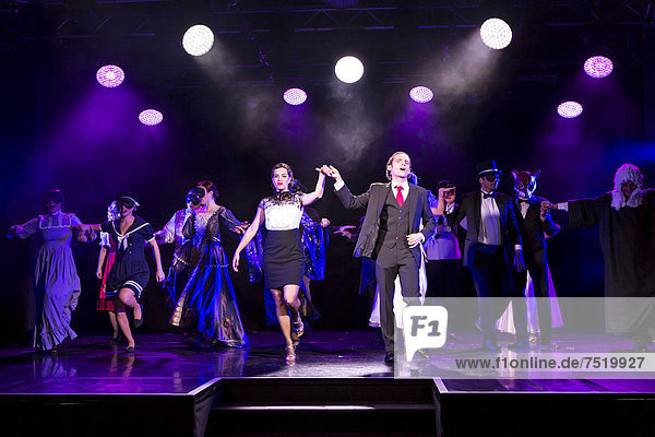 Das Musical Chicago mit Aris Sas als Billy Flynn und Annette Krossa als Roxie Hart live im Le ThÈ‚tre in Kriens  Luzern  Schweiz  Europa