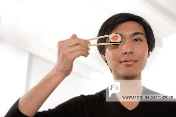 Mann  Sushi  jung  essen  essend  isst