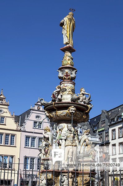Der Petrusbrunnen  Marktbrunnen auf dem Hauptmarkt  Trier  Rheinland-Pfalz  Deutschland  Europa  ÖffentlicherGrund