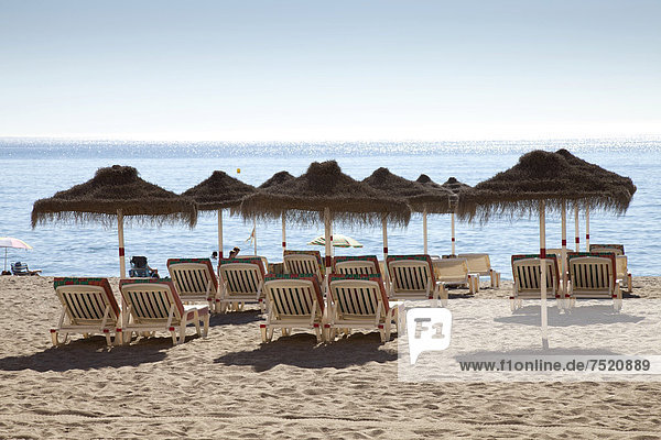 Strandliegen und Sonnenschirme am Sandstrand  Fuengirola  Costa del Sol  Andalusien  Spanien  Europa  ÖffentlicherGrund