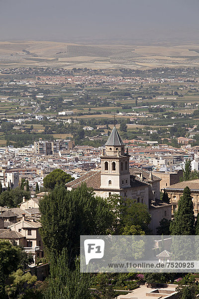Ausblick vom Plateau der Sabika auf die Alhambra  UNESCO Welterbestätte  Granada  Andalusien  Spanien  Europa  ÖffentlicherGrund
