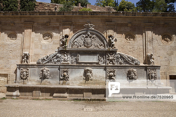 Brunnen an der Außenmauer der Alhambra,  UNESCO Welterbestätte,  Granada,  Andalusien,  Spanien,  Europa