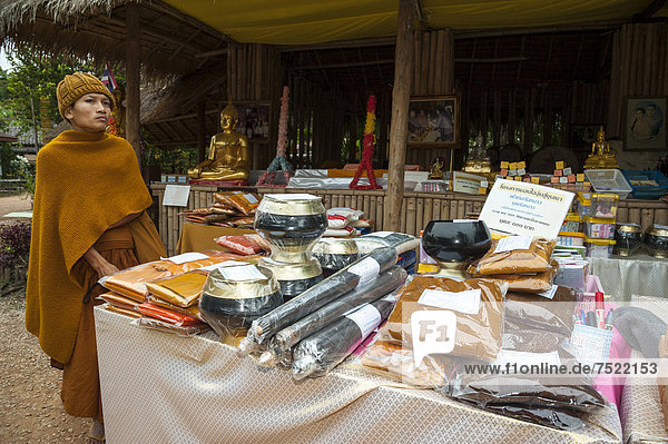 Mönch am Verkaufsstand  Tempelanlage und Kloster Wat Phra Archa Thong oder Goldener Pferd Tempel  Mae Chan  Chiang Rai Provinz  Nordthailand  Thailand  Asien