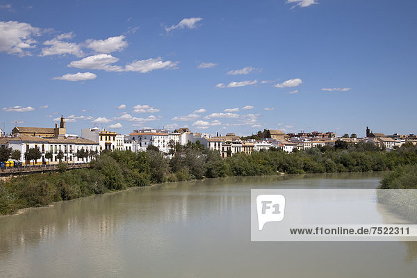 Ortsansicht am Ufer des Guadalquivir  Cordoba  Andalusien  Spanien  Europa  ÖffentlicherGrund