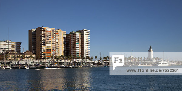 Hochhäuser und Leuchtturm am Hafen  M·laga  Costa del Sol  Andalusien  Spanien  Europa  ÖffentlicherGrund