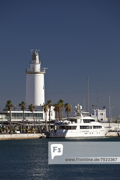 Leuchtturm und Yacht am Hafen  M·laga  Costa del Sol  Andalusien  Spanien  Europa  ÖffentlicherGrund