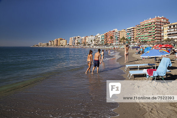 Liegen am Sandstrand  dahinter Apartmenthäuser und Hotels  Fuengirola  Costa del Sol  Andalusien  Spanien  Europa  ÖffentlicherGrund