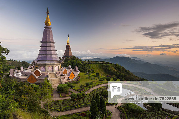 Tempelanlage Phra Mahathat Naphaphonphumisiri und Naphamethinidon  Chedi der Königin und Chedi des Königs  Doi Inthanon Nationalpark  Chiang Mai Provinz  Nordthailand  Thailand  Asien