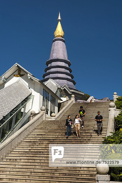 Menschen auf der Treppe  Tempelanlage Phra Mahathat Naphaphonphumisiri  Chedi der Königin  Doi Inthanon Nationalpark  Chiang Mai Provinz  Nordthailand  Thailand  Asien