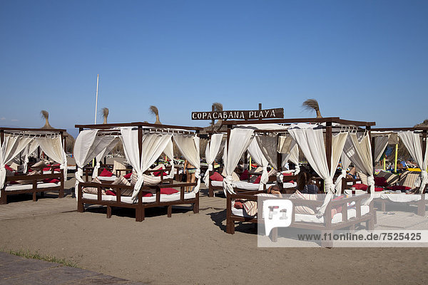 Strandbetten an der Copacabana Playa, Torremolinos, Provinz Malaga, Costa del Sol, Andalusien, Spanien, Europa, ÖffentlicherGrund