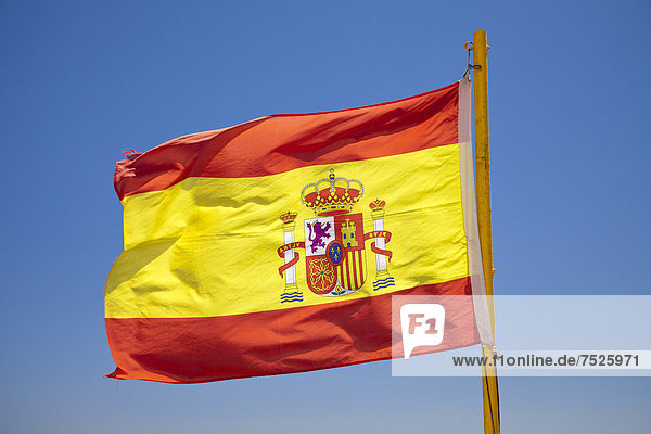 Spanische Flagge  Playa de Santa Ana  Benalmadena  Provinz Malaga  Costa del Sol  Andalusien  Spanien  Europa  ÖffentlicherGrund