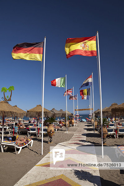 Flaggen am Weg zum Strand  Hawaii Playa  Torremolinos  Provinz Malaga  Costa del Sol  Andalusien  Spanien  Europa  ÖffentlicherGrund