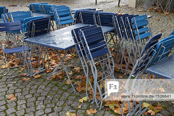 leer, Europa, Stuhl, am Tisch essen, Großstadt, Geschichte, Regen, Laub, Außenaufnahme, Köln, Deutschland, Rheinland, Nordrhein-Westfalen