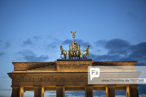 Brandenburger Tor  Quadriga  in der Abenddämmerung  Berlin  Deutschland  Europa