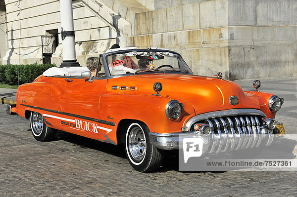 Havanna  Hauptstadt  Einkaufszentrum  Amerika  Auto  Cabrio  Großstadt  Mittelamerika  50-60 Jahre  50 bis 60 Jahre  Klassisches Konzert  Klassik  Buick  Kuba  Große Antillen