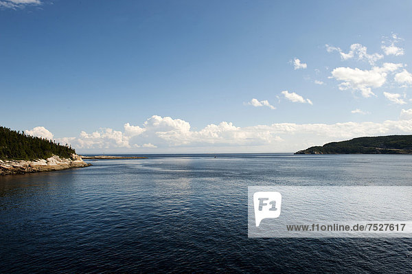 Mündung des Fjords Saguenay in den Sankt-Lorenz-Strom  Tadoussac  Region Charlevoix  Parc marin du Saguenay-Saint-Laurent  Provinz QuÈbec  Kanada  Nordamerika