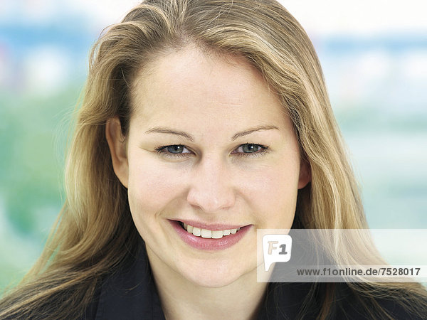 Portrait  junge Frau  lächelnd