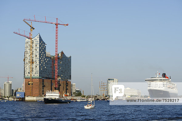 Queen Mary 2 und Dampf-Eisbrecher Stettin anlässlich der Cruise Days im Hamburger Hafen  im Bau befindliche Elbphilharmonie