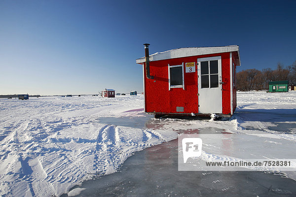 Hütten zum Eisfischen am Sankt-Lorenz-Strom  Quebec  Kanada