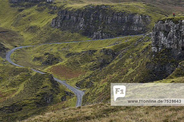 Wanderer in Vulkanlandschaft mit Passstraße  Loch Leum na Luirginn  Flodigarry  The Table  Highlands  Isle of Skye  Schottland  Vereinigtes Königreich  Europa