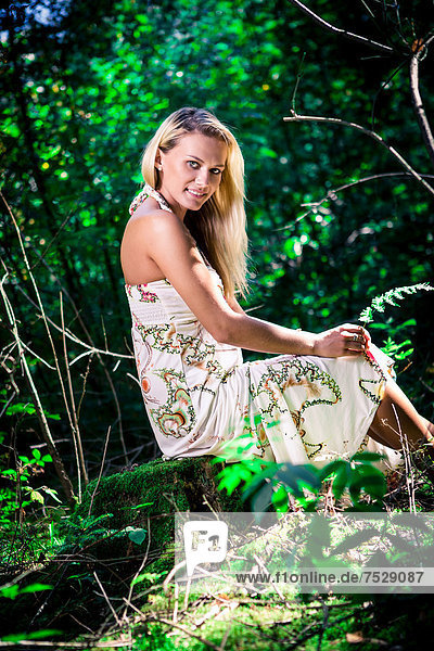 Junge Frau im Sommerkleid  im Wald
